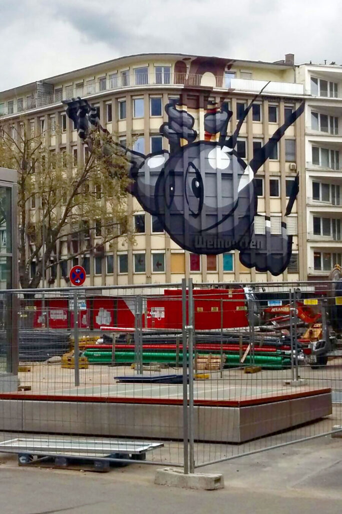 Abrissbirne_Graffitikünstler_Düsseldorf Graffitikunst Düsseldorf / Mural_Streetart /Urbanart Die Kuratoren von Transurban und dem 40 Grad Urban Art / Streetart Festival in Düsseldorf boten uns 2015 die Bemalung einer große Fassade auf der Schahdowstraße in Düsseldorf an. Das Thema zum Festival war Gentrifizierung. Eine Motiv einer großen Abrissbirne auf ein dem Abriss geweihten Gebäude umzusetzen war für mich als Künstler mit dem Namen „Birne“ naheliegend, doch auf die Idee brachte mich mein Kollege Angus.