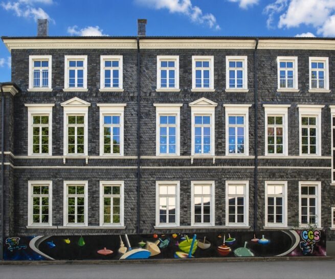 GGS Freiherr-vom-Stein — Schule und Kreiselwand Gesamtansicht