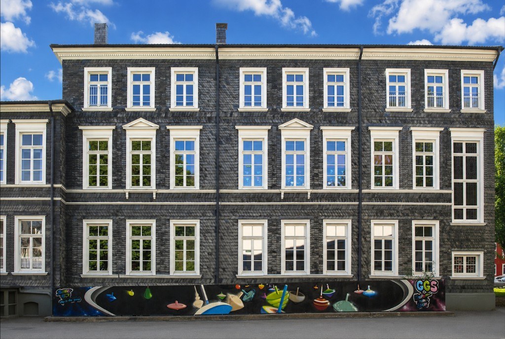 GGS Freiherr-vom-Stein — Schule und Kreiselwand Gesamtansicht